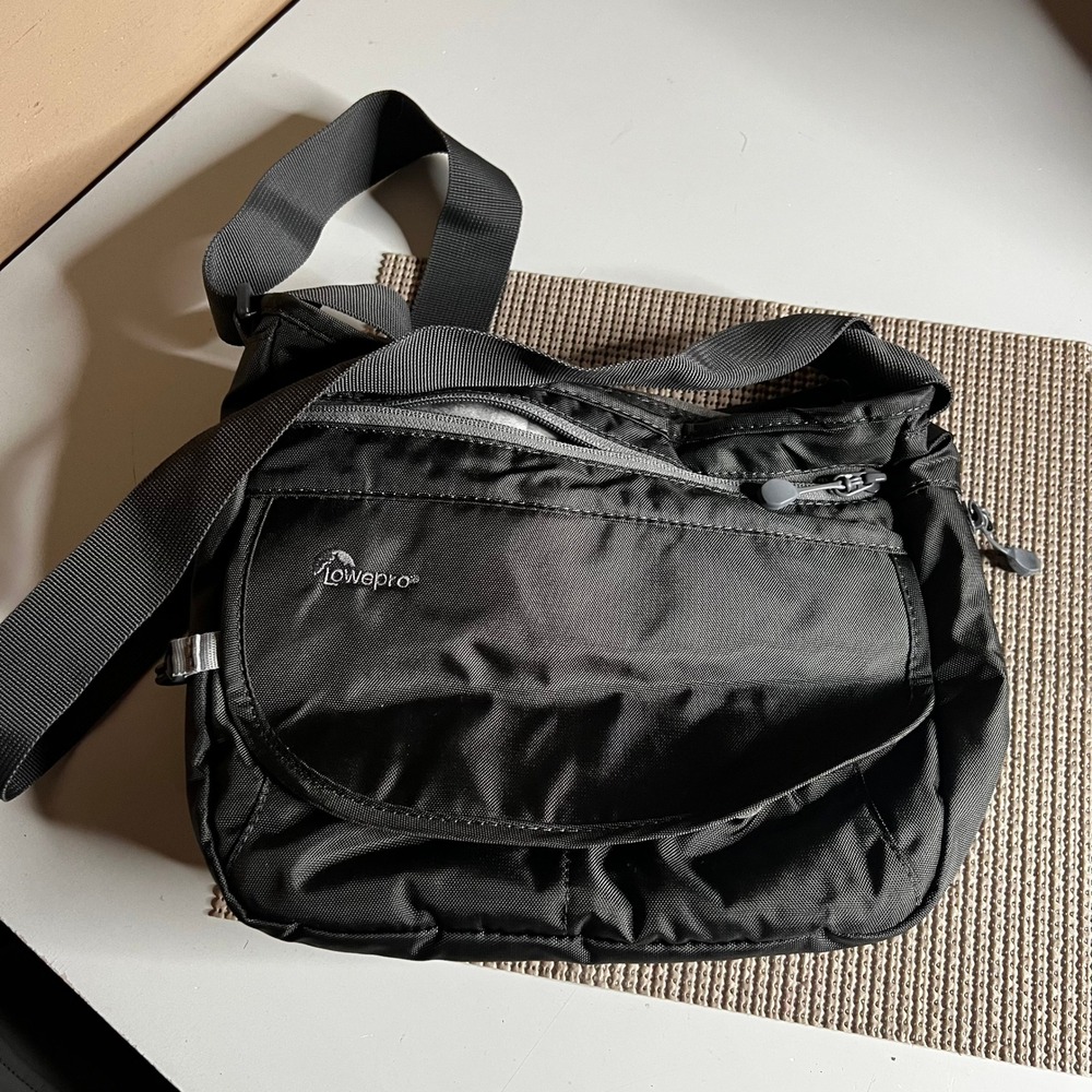 Lowepro StreamLine 150 Black Nylon Camera Shoulder Bag Crossbody‎ Messenger